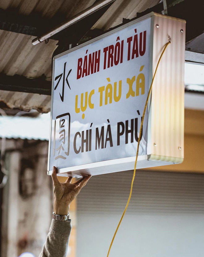 Bảng hiệu một quán bán lục tàu xá, chí mà phù (chè mè đen) và bánh trôi tàu (chè xôi nước, theo cách gọi ở miền Nam) ở Hà Nội. Ảnh: ST