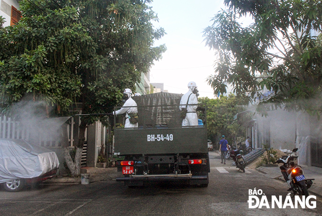 Dự kiến, lực lượng quân đội sẽ tiếp tục phun sát khuẩn các khu vực có nguy cơ cao tại phường Hòa Khánh Bắc (quận Liên Chiểu) và Hòa An (quận Cẩm Lệ) vào sáng 17-7. Ảnh: XUÂN DŨNG