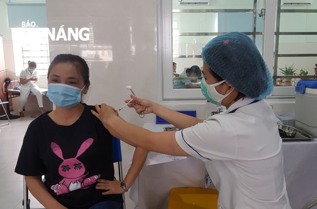 Đến năm 2022 Đà Nẵng sẽ tiêm khoảng 90% số người trong độ tuổi đủ điều kiện tiêm vắc-xin phòng Covid-19. Trong ảnh: Tiêm vắc-xin phòng Covid-19 cho nhân viên y tế quận Sơn Trà. Ảnh: PHAN CHUNG