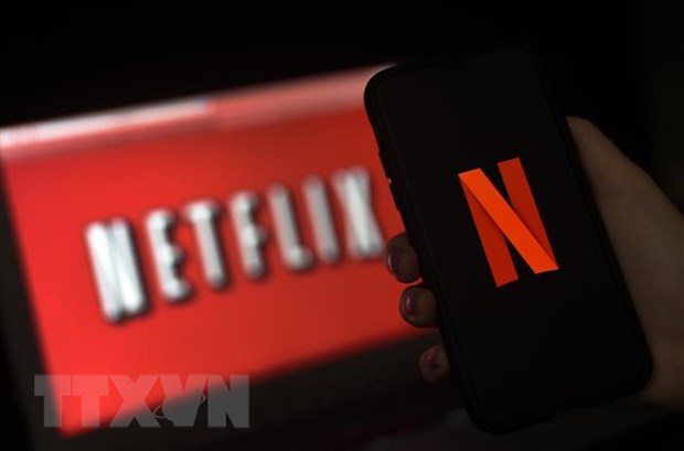Biểu tượng Netflix trên màn hình máy tính và điện thoại. (Nguồn: AFP/TTXVN)