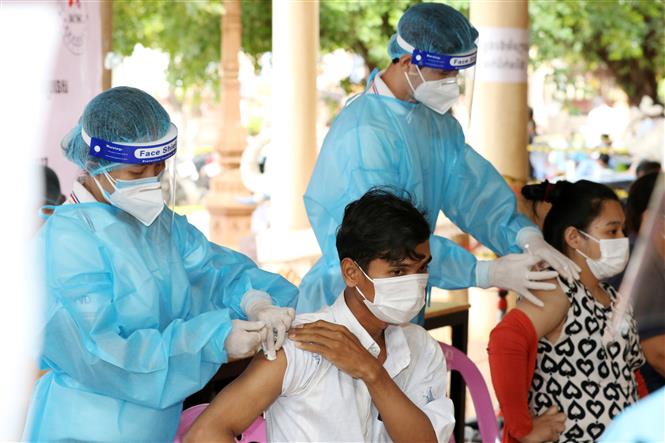 Nhân viên y tế tiêm vaccine ngừa COVID-19 cho người dân tại Phnom Penh, Campuchia ngày 8/7/2021. Ảnh: THX/TTXVN