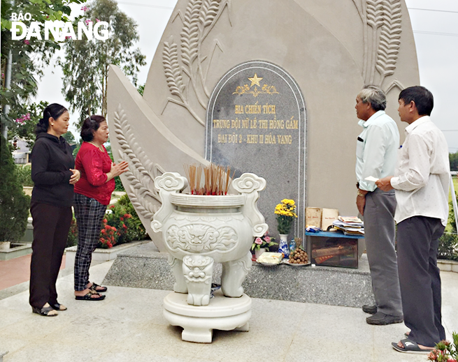 Thành viên Đại đội 2, Khu 2 Hòa Vang thăm bia chiến tích Lê Thị Hồng Gấm trong ngày đơn vị đón nhận danh hiệu Anh hùng lực lượng vũ trang nhân dân 25-8-2018.  Ảnh: LÊ TRUNG NUÔI