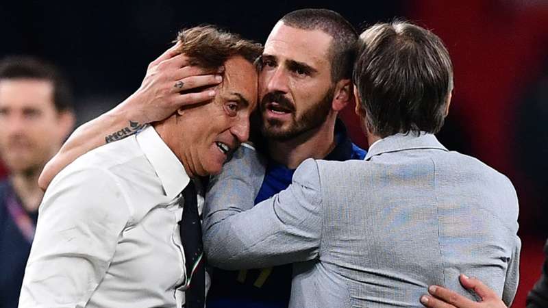 HLV Mancini (trái) và trung vệ Bonucci (giữa) vui mừng sau khi giành danh hiệu Vô địch EURO 2020. 			Ảnh: GOAL