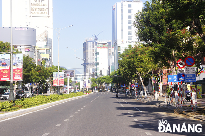 Tuyến đường Nguyễn Văn Linh, phường Thạc Gián vắng vẻ trong ngày đầu thực hiện giãn cách xã hội theo Chỉ thị 16/TTg. Ảnh: XUÂN DŨNG