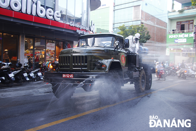 Large specialised vehicles are in charge of spraying disinfectant on the surface of Phan Thanh Street in Thac Gian Ward, July 16, 2021. Photo: Xuan Dung