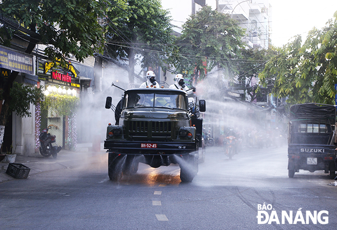 A total of 5 large specialised vehicles and 42 officers and soldiers from the Centre for Chemical, Biological, Radioactive and Nuclear Incident Response join the disinfectant spraying.