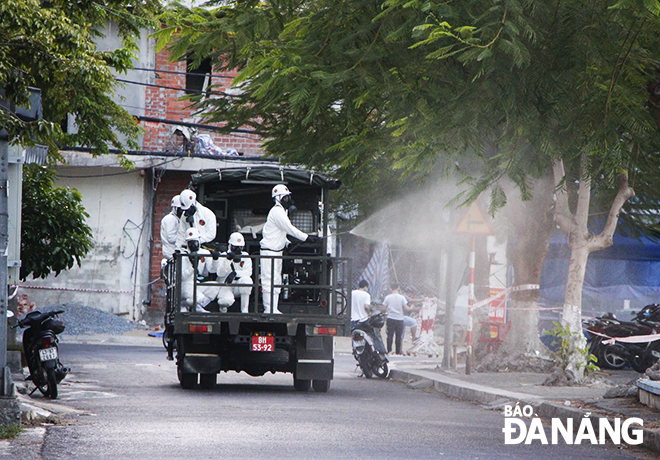 Military forces carry out the disinfection around the lakeside area of Thac Gian Ward. Photo: Xuan Dung The spraying of disinfectants is conducted in small alleys to ensure COVID-19 prevention and control. Photo: Xuan Dung