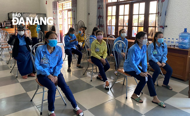 The health agency said that the risk of cross-contamination in the Viet Hoa Company is very low because of separate manufacturing facilities with different cooling systems. In the photo: Workers in the Viet Hoa Electronics Co., Ltd are waiting their turn to get tested on July 15. Photo: PHAN CHUNG