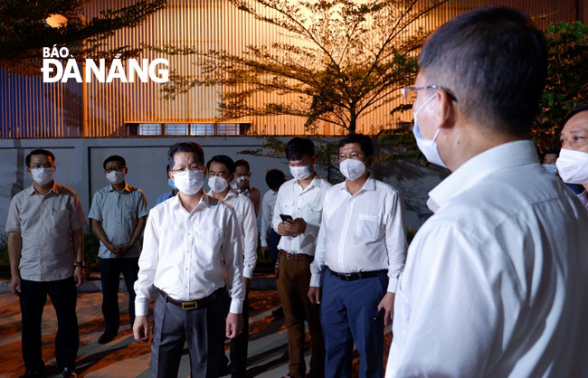 Bí thư Thành ủy Nguyễn Văn Quảng kiểm tra việc lấy mẫu xét nghiệm SARS-CoV-2 cho công nhân tại Công ty TNHH Les Gants Việt Nam (Khu Công nghiệp Hòa Khánh mở rộng, quận Liên Chiểu) tối 17-7. Ảnh: PHAN CHUNG