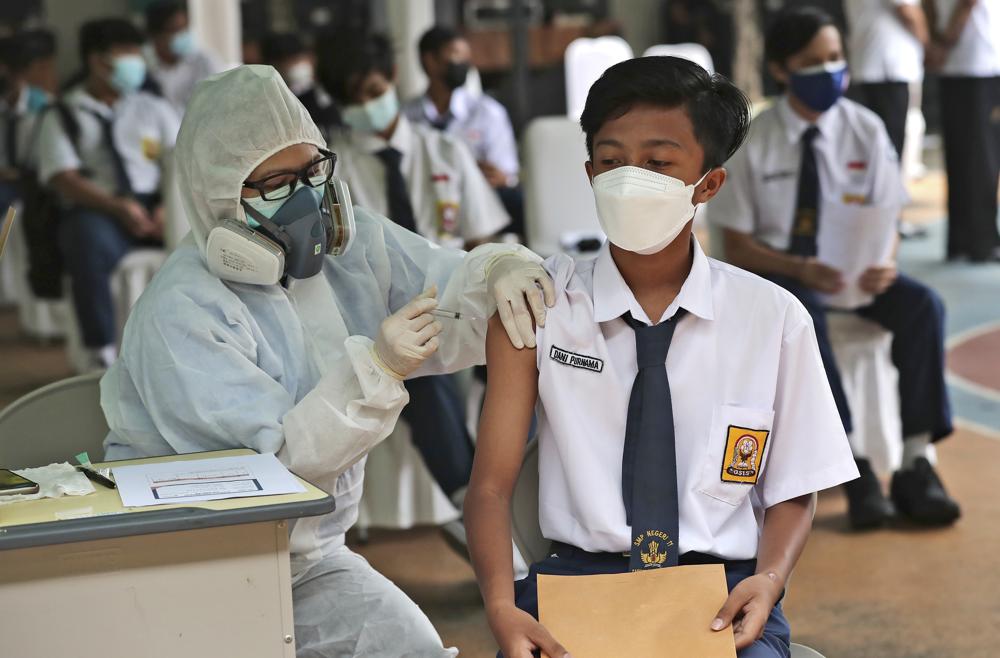 Nhân viên y tế tiêm vaccine Covid-19 cho học sinh tại Tangerang, Indonesia. Ảnh: AP