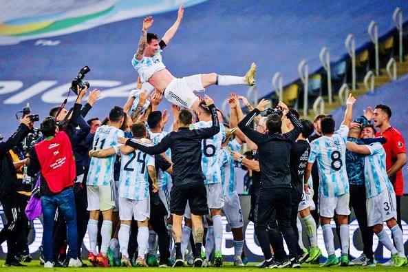 Msssi được đồng đội ở đội tuyển quốc gia Argentina tôn vinh. Ảnh: AFP
