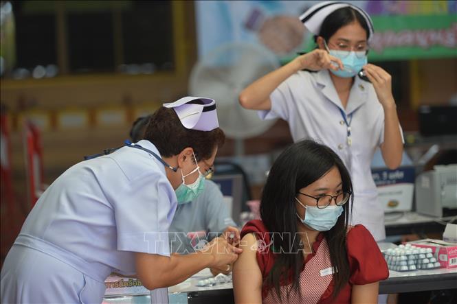 Nhân viên y tế tiêm vaccine phòng Covid-19 cho người dân tại Bangkok, Thái Lan, ngày 15-7-2021. Ảnh: THX/TTXVN