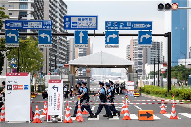 Quang cảnh bên ngoài một lối vào làng Olympic ở Tokyo (Nhật Bản) ngày 13-7-2021, nơi các vận động viên cư trú, luyện tập trong thời gian diễn ra Olympics Tokyo 2020 (khai mạc ngày 23-7-2021). Ảnh: AFP/TTXVN