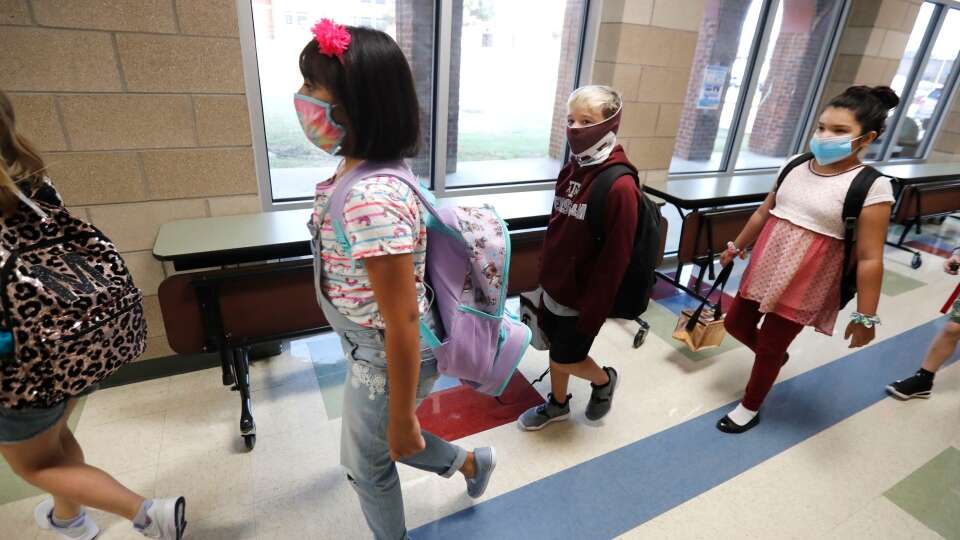 Học sinh đeo khẩu trang tới trường ở Godley, Texas ngày 5-8-2020. Ảnh: AP