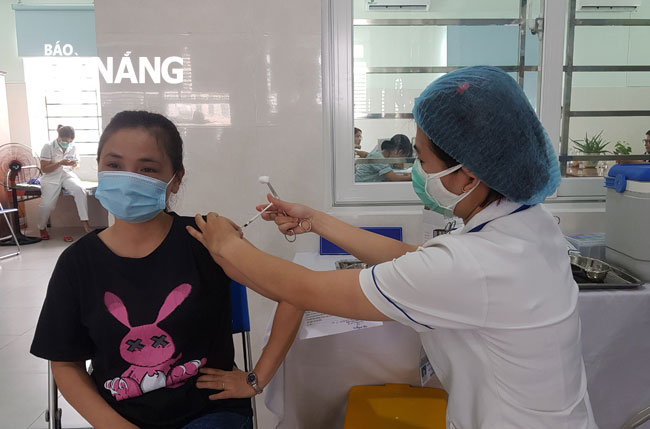 By 2022, Da Nang will vaccinate about 90% of of adults will be eligible to get a coronavirus vaccine. In the photo: Health care workers in Son Tra District get vaccinated for COVID-19. Photo: PHAN CHUNG