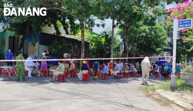 People in residential settings in Hoa An Ward, Cam Le District, are waiting their turn to get tested for COVID-19. PHOTO: DAC MANH