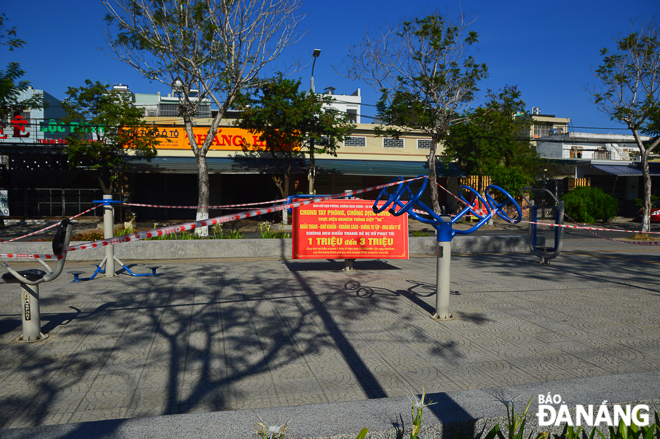 A public play area with warning signs placed on the corner of Bac Son - Yen The routes in Hoa An Ward, Cam Le District is roped off.
