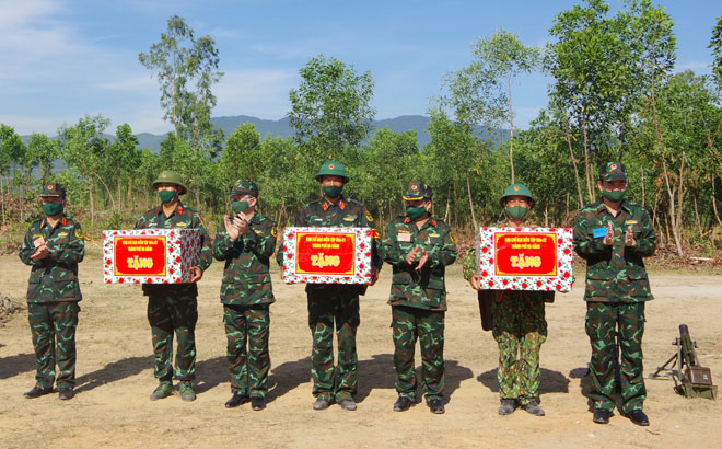 Ban Chỉ đạo Diễn tập Quân khu và thành phố tặng quà cho các đơn vị tham gia Diễn tập khu vực phòng thủ Đà Nẵng năm 2021. Ảnh: H.H