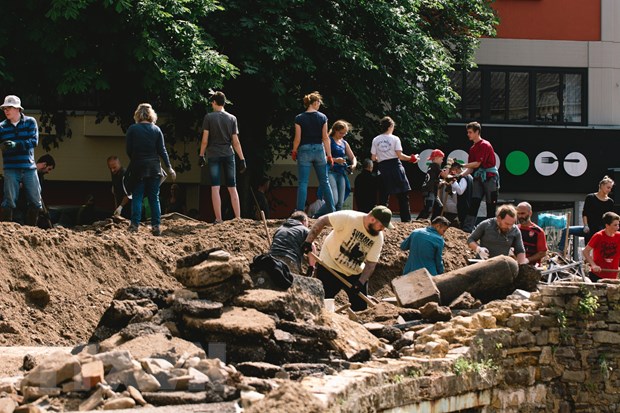 Người dân dọn dẹp sau mưa lũ tại Bad Muenstereifel, Đức, ngày 17-7-2021. (Ảnh: THX/TTXVN)