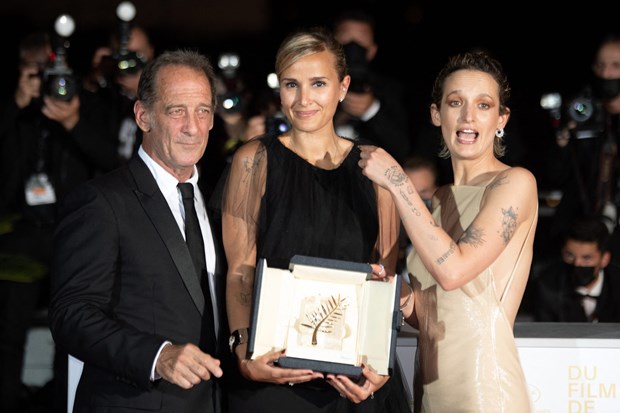 Bộ phim Titane của nữ đạo diễn người Pháp Julia Ducournau (giữa) giành giải Cành cọ Vàng. (Nguồn: abacapress.com)