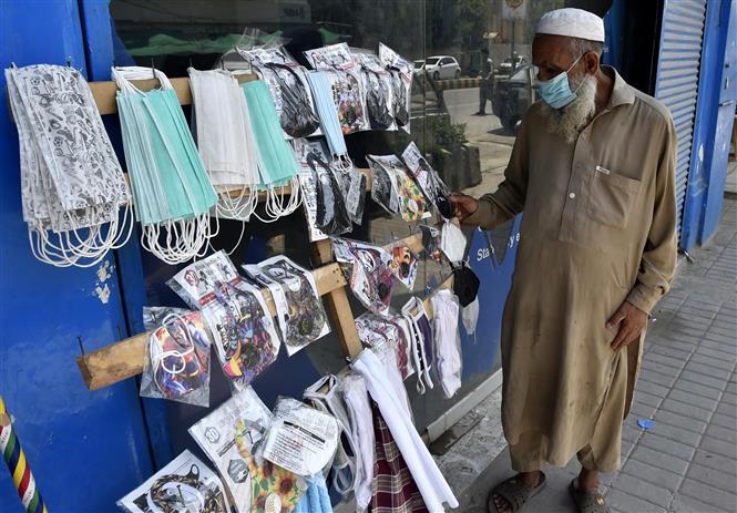 Một quầy hàng bán khẩu trang bên lề đường ở Peshawar, Pakistan. Ảnh: THX/TTXVN
