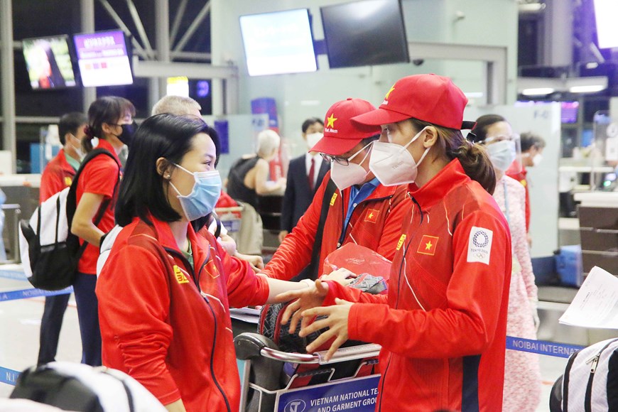 Tối qua (18/7), 43 thành viên của đoàn thể thao Việt Nam đã lên chuyến bay JL 752 của Hãng hàng không Quốc gia Nhật Bản để lên đường tham dự Olympic Tokyo 2020. (Ảnh: PV/Vietnam+) 