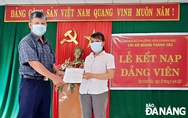 Chi bộ Quang Thành 3B2 (Đảng bộ phường Hòa Khánh Bắc, quận Liên Chiểu) tổ chức kết nạp đảng viên ngày 20-6-2021.									            Ảnh: Đ.H.L