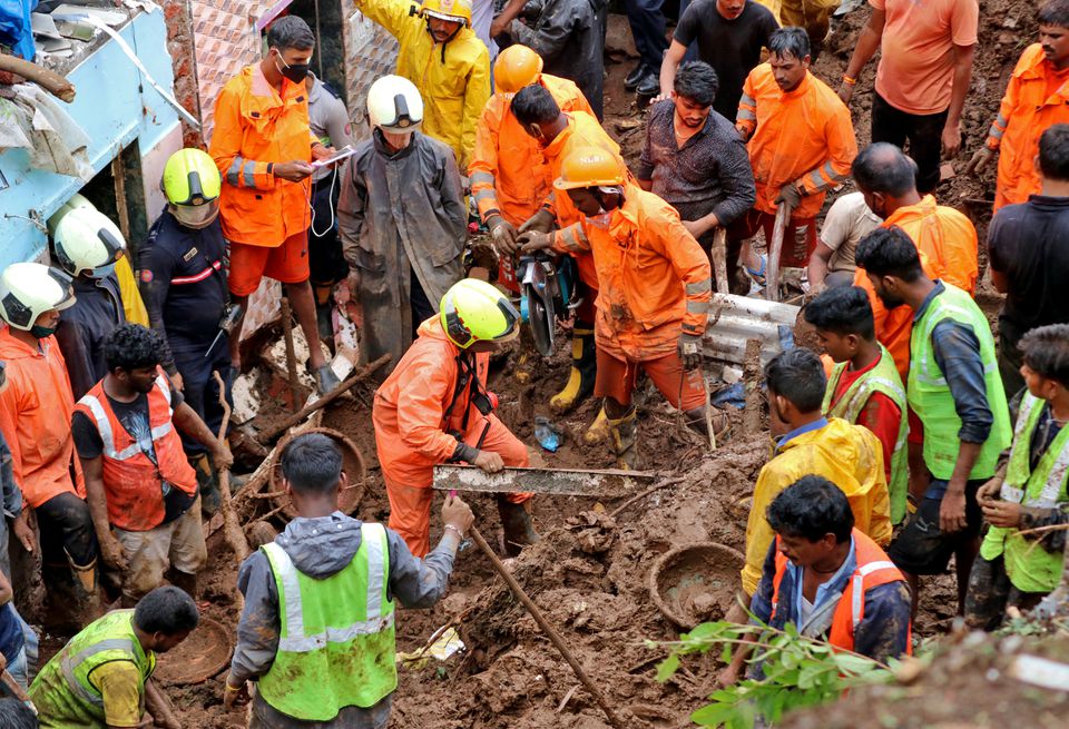 Lực lượng cứu hộ tìm những người sống sót do lở đất ở Mumbai (Ấn Độ) ngày 18-7. Ảnh: Reuters	