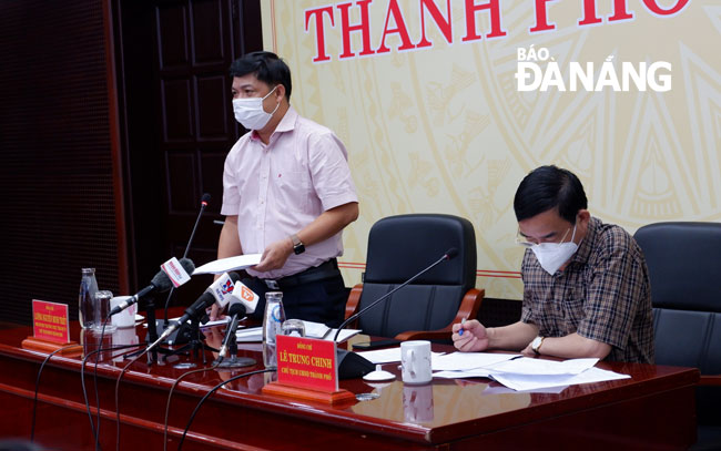 Deputy Secretary of the municipal Party Committee Luong Nguyen Minh Triet (left) delivers his address on the Sunday meeting to discuss rising cases of COVID-19. Photo: PHAN CHUNG