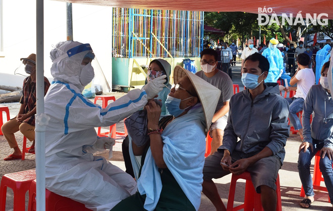 Tests on household representative from each of the 2,461 families in An Hai Bac Ward for their swab samples taken on July 18 have came back negative for SARS-CoV-2. Photo: HOANG HIEP