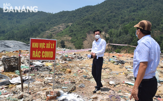 Lãnh đạo Sở Tài nguyên và Môi trường kiểm tra khu vực xử lý rác thải sinh hoạt được thu gom từ các khu cách ly y tế tại bãi rác Khánh Sơn. Ảnh: HOÀNG HIỆP