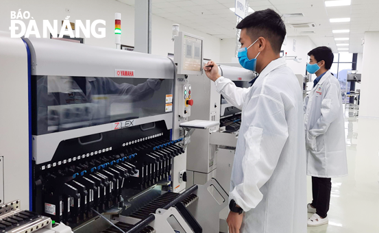 In the first half of 2021, industrial production makes a positive contribution to the city's economic growth. Electronic components production is seen in the Da Nang Hi-Tech Park. Photo: TRIEU TUNG