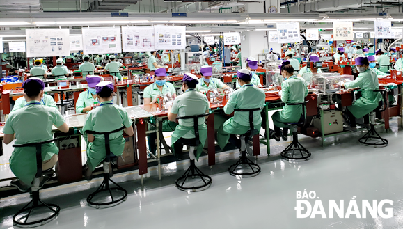 Production activities at Foster Electronics Da Nang Co., Ltd., based in Hoa Cam Industrial Park, Cam Le District. Photo: TRIEU TUNG