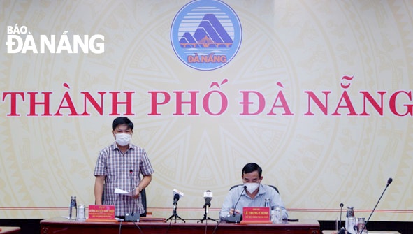 Phó Bí thư Thường trực Thành ủy Lương Nguyễn Minh Triết (trái) phát biểu chỉ đạo tại cuộc họp. Ảnh: PHAN CHUNG