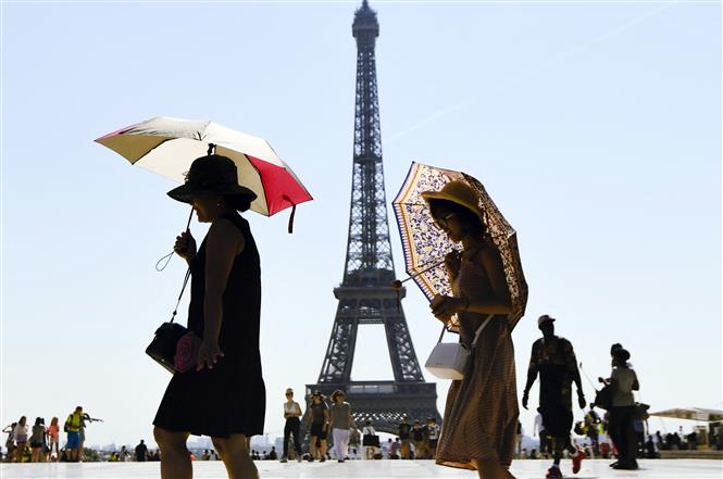 Du khách tham quan tháp Eiffel tại thủ đô Paris, Pháp. Ảnh: AFP/ TTXVN