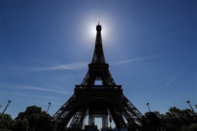 Tháp Eiffel tại thủ đô Paris, Pháp, vắng vẻ vì COVID-19. Ảnh: AFP/ TTXVN