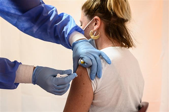 Tiêm vaccine ngừa COVID-19 tại Saint-Maur-des-Fossés, ngoại ô Paris, Pháp. Ảnh: AFP/TTXVN
