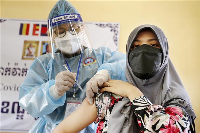 Nhân viên y tế tiêm vaccine phòng COVID-19 cho người dân tại Phnom Penh, Campuchia, ngày 2/7/2021. Ảnh: THX/ TTXVN