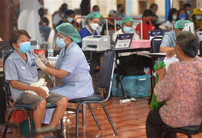 Nhân viên y tế tiêm vaccine phòng COVID-19 cho người dân tại Bangkok, Thái Lan, ngày 16/7/2021. Ảnh: THX/TTXVN