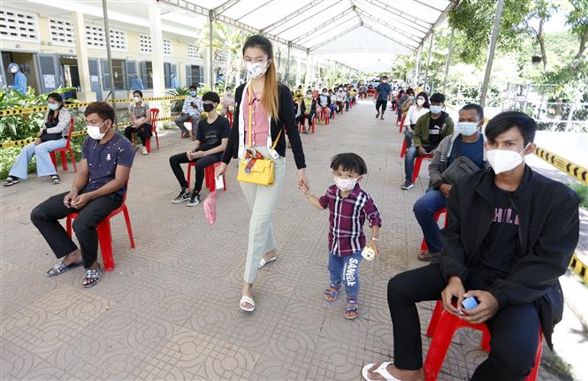 Người dân xếp hàng chờ tiêm vaccine ngừa COVID-19 tại Phnom Penh, Campuchia. Ảnh: THX/TTXVN