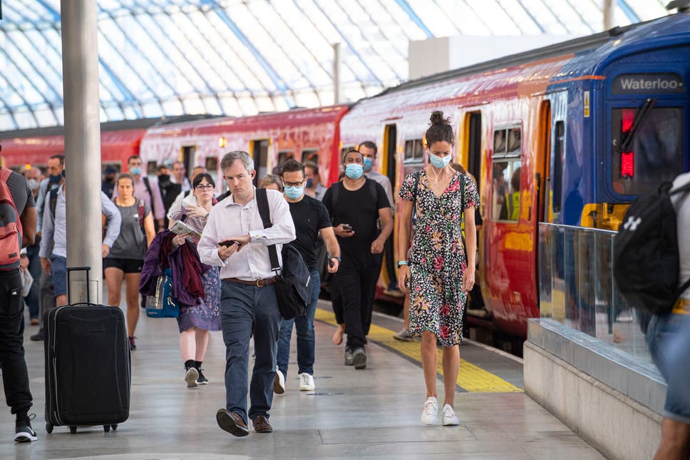 Hành khách đến nhà ga Waterloo ở thủ đô London ngày 19-7. Ảnh: Evening Standard	