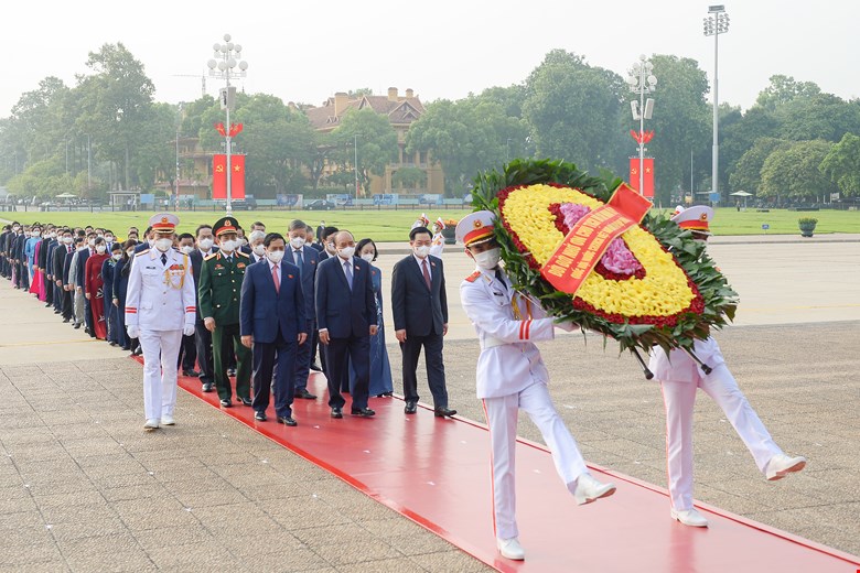 Các đồng chí Lãnh đạo Đảng, Nhà nước, Quốc hội, Mặt trận Tổ quốc Việt Nam và các đại biểu Quốc hội tới đặt vòng hoa và vào Lăng viếng Chủ tịch Hồ Chí Minh