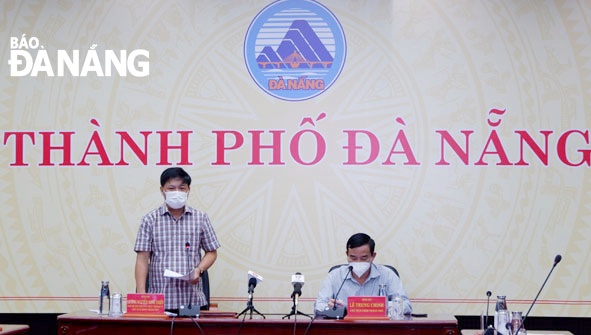 Da Nang Party Committee Deputy Secretary Luong Nguyen Minh Triet (left) demands action to provide timely support to those who are struggling financially during the pandemic on the Monday meeting. Photo: PHAN CHUNG