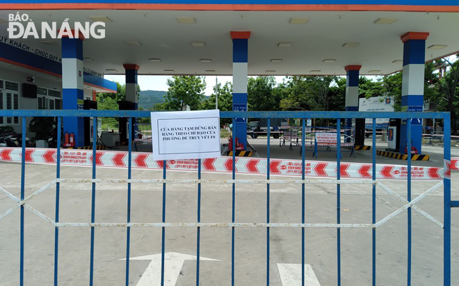 Cửa hàng xăng dầu ở góc tuyến đường Trần Thánh Tông - Đào Duy Kỳ tạm dừng bán hàng để phục vụ công tác phòng chống Covid-19. Ảnh: HOÀNG HIỆP