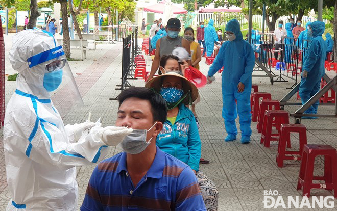 Đại diện các hộ gia đình trên địa bàn phường Nại Hiên Đông được lấy mẫu xét nghiệm SARS-CoV-2 vào sáng 20-7. Ảnh: HOÀNG HIỆP