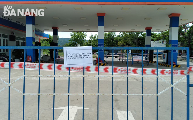 The petrol filling station No. 28 at the corner of Tran Thanh Tong - Dao Duy Ky streets is closing after possibly being exposed to a new COVID-19 case. Photo: HOANG HIEP