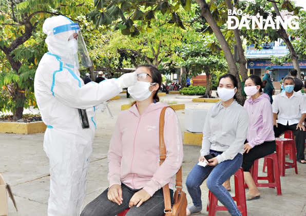 COVID-19 sampling for household representatives carried out in Man Thai Ward, Son Tra District on Monday afternoon. Photo: LE HUNG