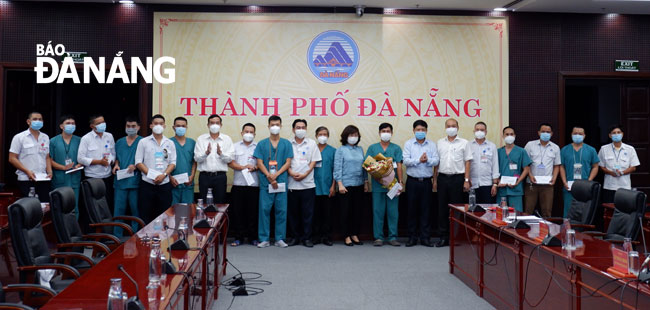 Leaders of the Da Nang government and the health agency present flowers to their dispatched medical workers before they leave for HCMC. Photo: PHAN CHUNG