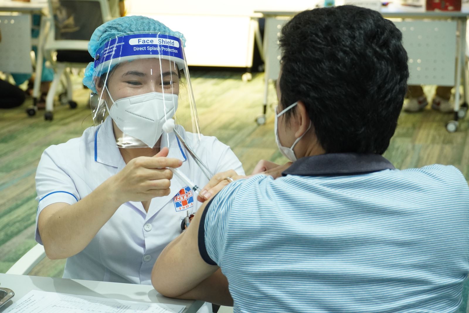 Người lao động TP Hồ Chí Minh đã được tiêm vaccine để phòng dịch và duy trì sản xuất. 