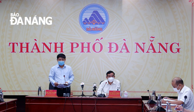 Da Nang Party Committee Deputy Secretary Luong Nguyen Minh Triet (left) delivers his address on the Tuesday meeting to discuss measures to tackle rising positive cases. Photo: PHAN CHUNG